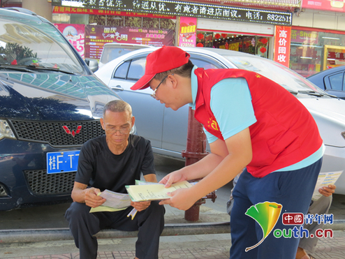 龙州县志愿者为市民发放交通安全宣传资料。龙州县团委 供图