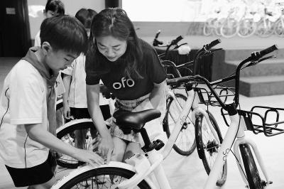 北京共享单车陆续贴标提醒12岁以下不要骑车上路