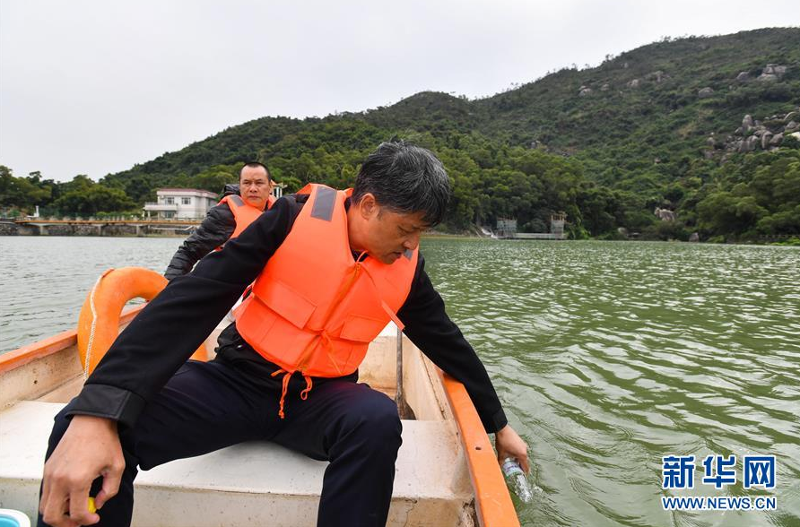 这是珠海水务集团人员对竹仙洞水库的水质进行取样(12月5日摄).