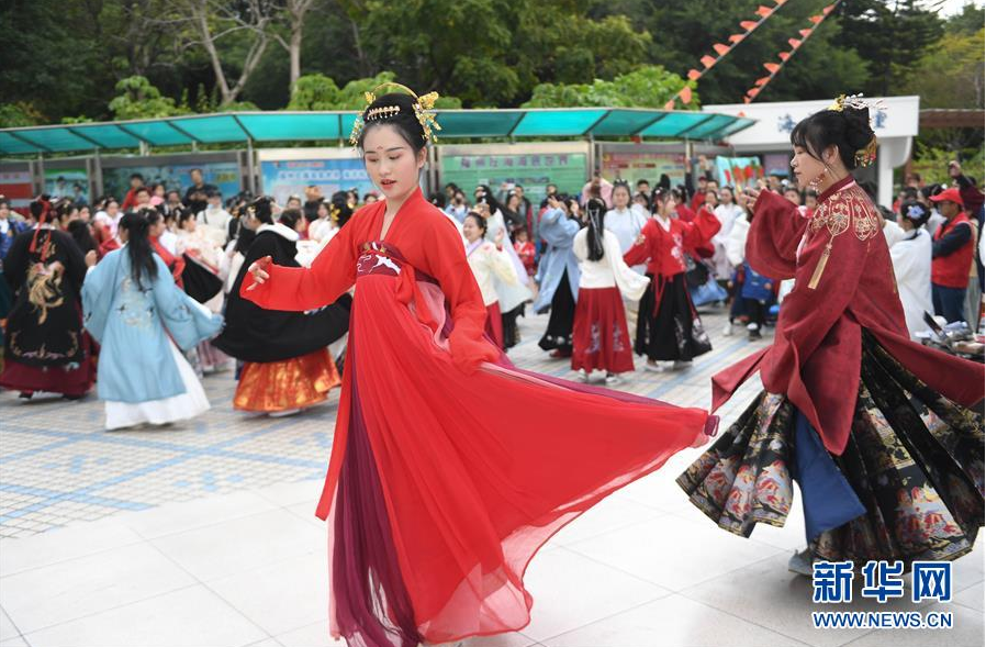 当日,福建省福州市不少汉服爱好者身着传统服饰,以游园,舞蹈等方式