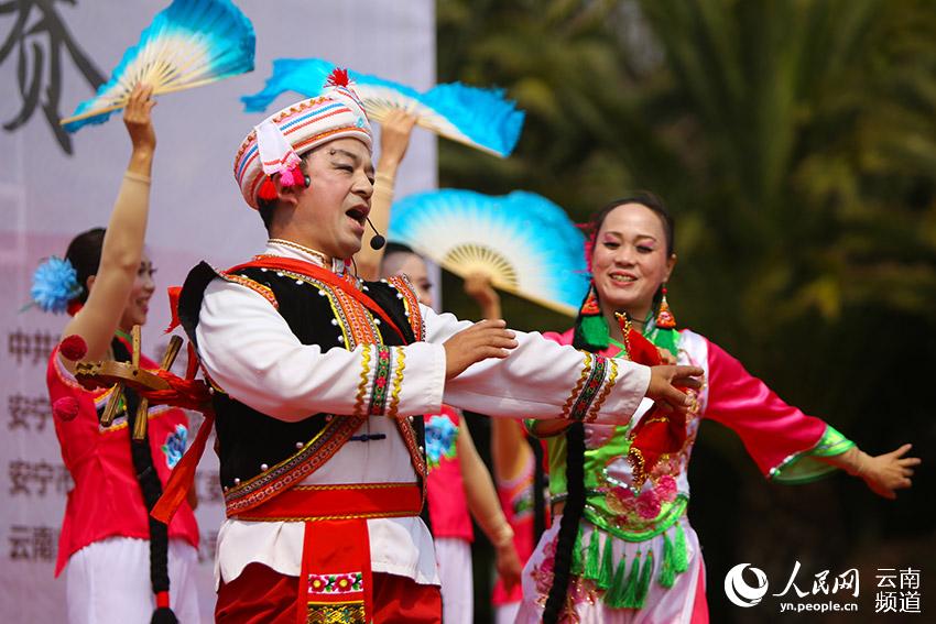 青龙花灯队的队员在表演花灯戏.图片来源:人民网