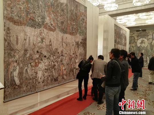 中國壁畫學會專家參觀壁畫攝影作品。　李新鎖 攝