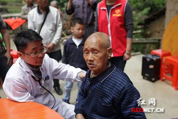 郴州資興：義工給好人劉才通的97歲生日