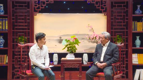 4 披尼•扎禄颂巴（右）正在接受中华善德网副总裁黎自来（左）的采访