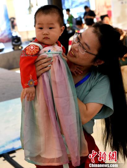 一名八个月大的女童身着汉服亮相本次汉服文化节。　记者刘可耕 摄